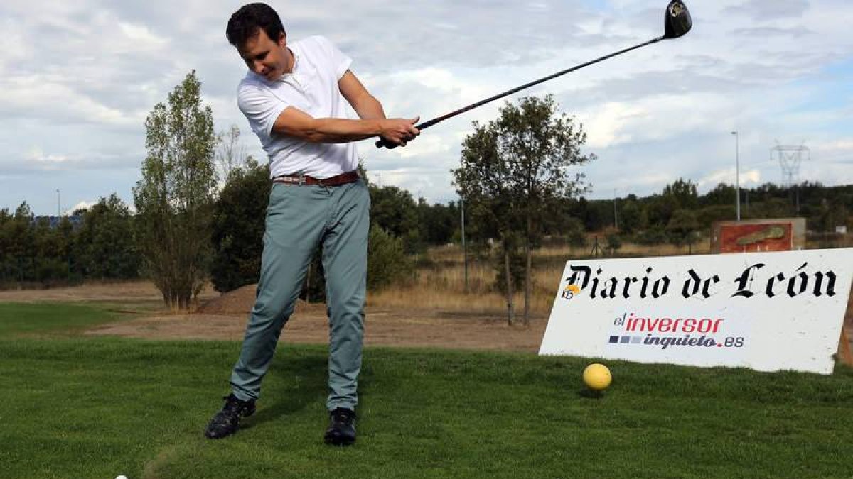 Uno de los jugadores que ayer participó en el XIV Pro Am de Diario de León toma distancia antes de golpear una bola en el campo del León Club de Golf.
