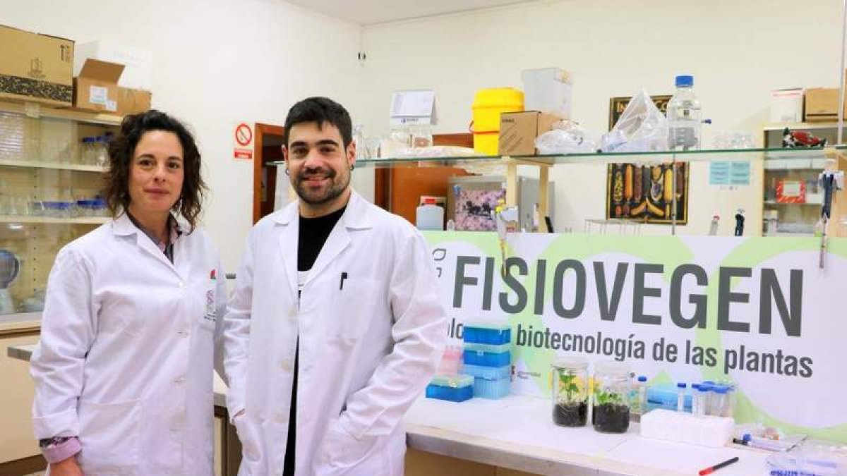 Penélope García Angulo y el autor de la tesis, Alfonso Gonzalo de la Rubia, en el Grupo Fisiovegen de la Universidad de León. dl