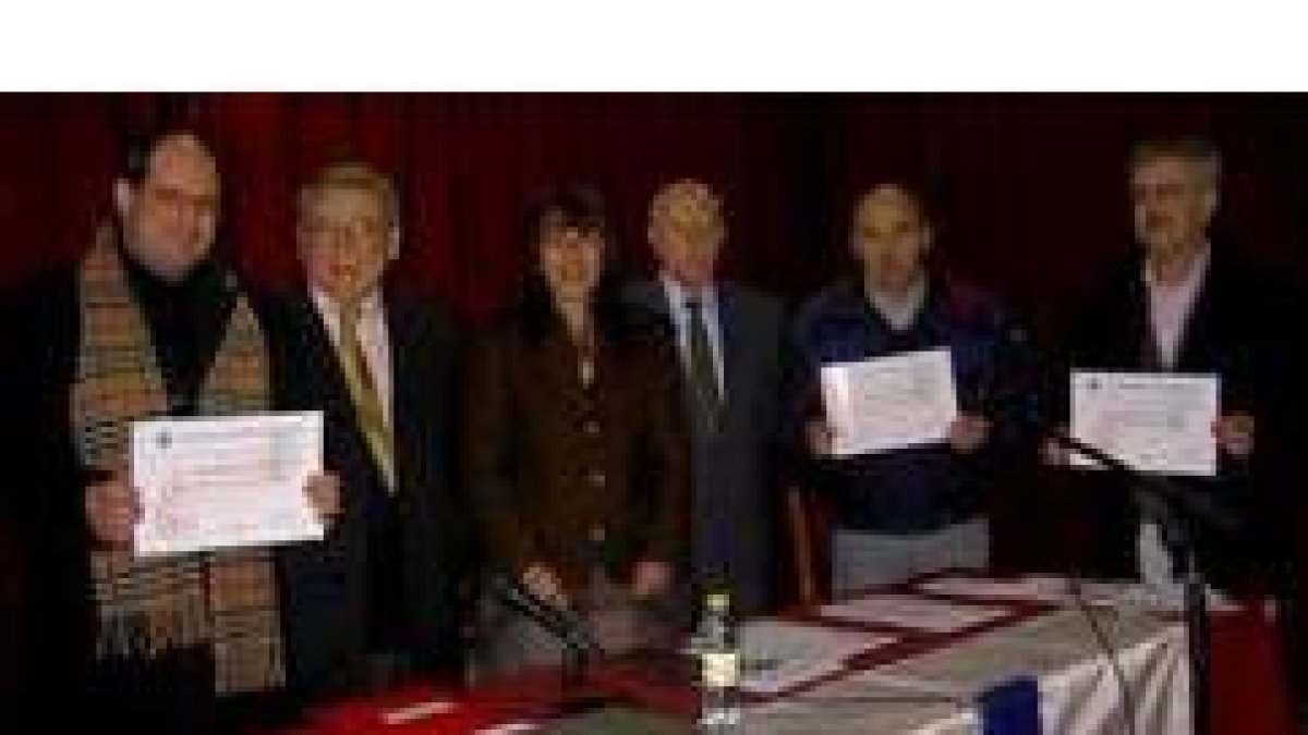 Los permiados posan con sus diplomas junto a Martín Manceñido, Virginia Blasco y Joaquín Ferrando
