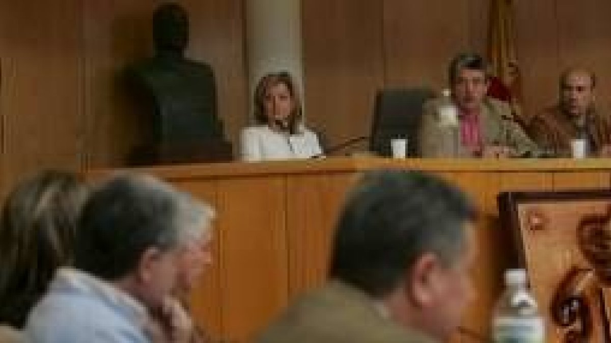Miguel Martínez contesta a una de las críticas vertidas por los partidos de la oposición