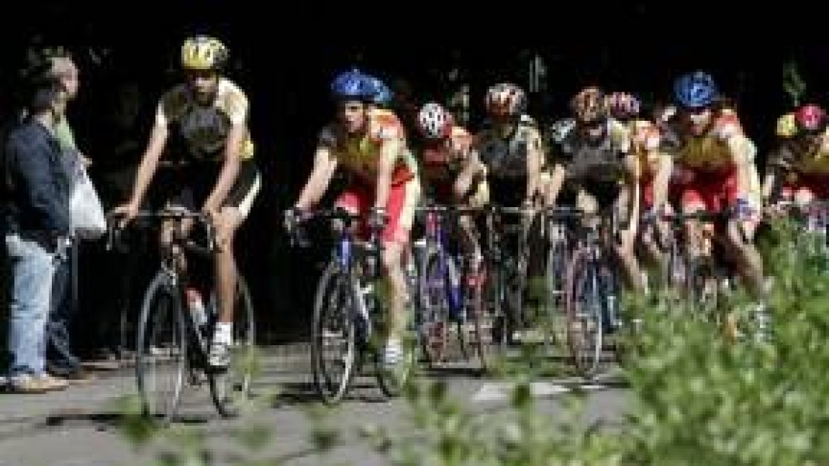 Varios ciclistas, en un momento del recorrido del Trofeo Caja España de Ciclismo