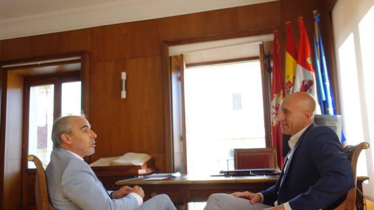 El alcalde de león, José ANtonio Diez (derecha) en su entrevista en el Ayuntamiento de San Marcelo con nuevo gerente de operaciones de Renfe en Castilla y León, Teodomiro González.