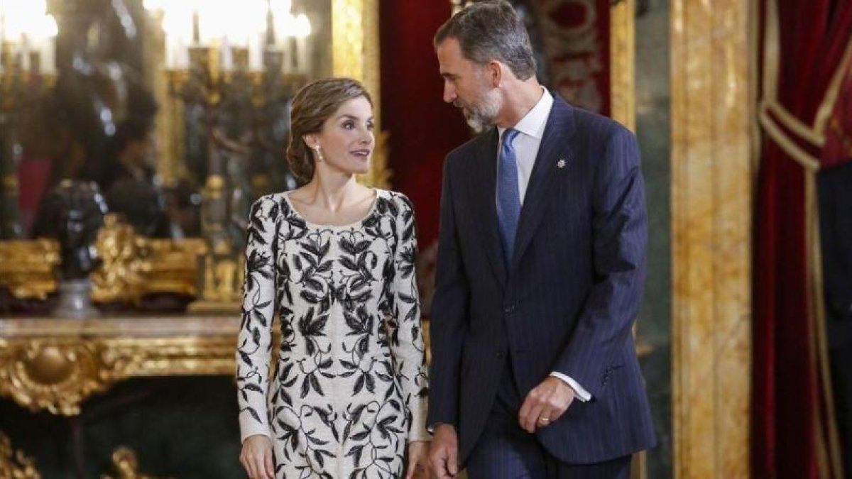 Felipe Varela acusado de plagiar el vestido de Letizia del 12 de octubre.