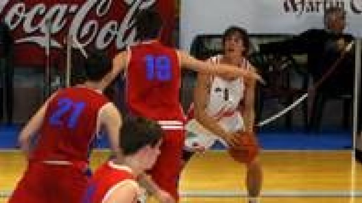 Rocchia, apoyado por Vaca, lideró a León frente al conjunto ruso