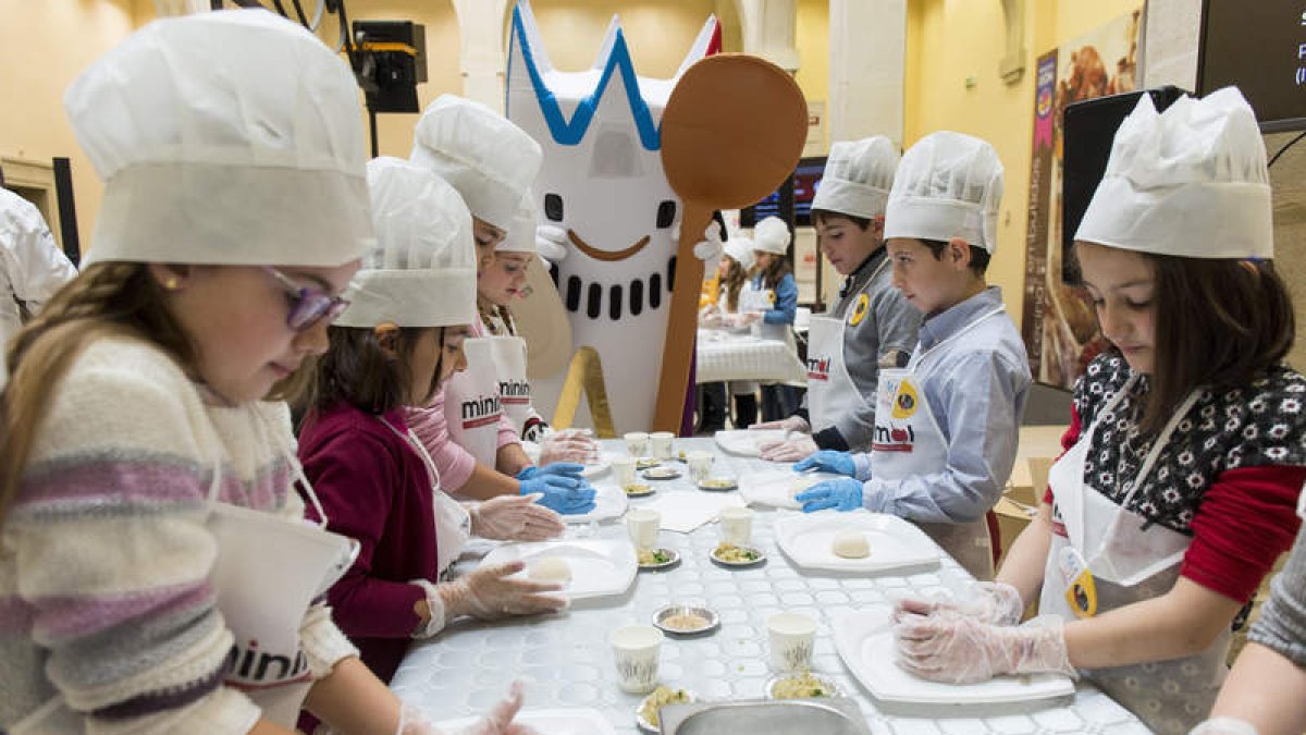Los pequeños participantes del taller amasan el pan artesano que elaboraron con ayuda del chef vasco Félix Manso. F. OTERO PERANDONES