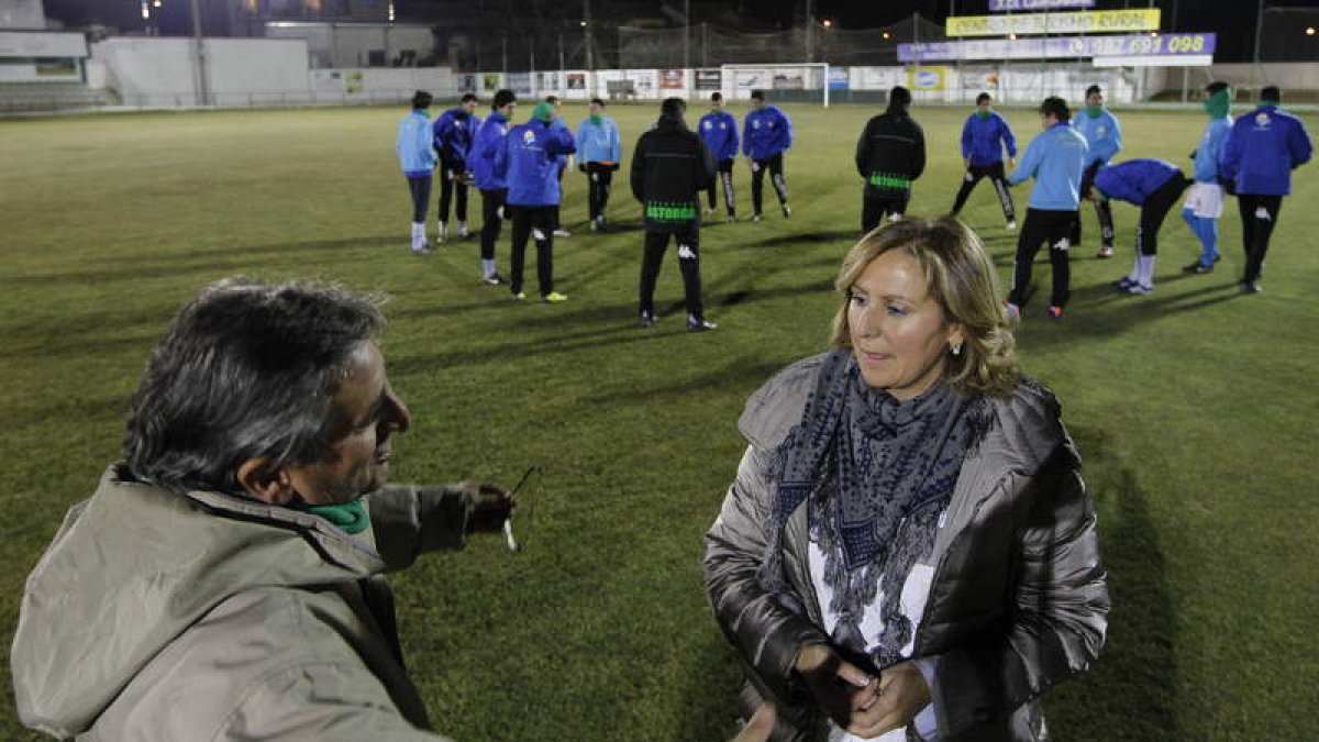 La presidenta del Atlético Astorga, Sagrario González, acude con frecuencia a los entrenamientos del equipo maragato.