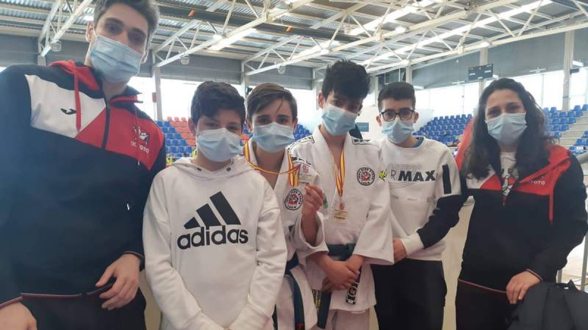 Los representantes leoneses de la categoría Infantil. DL