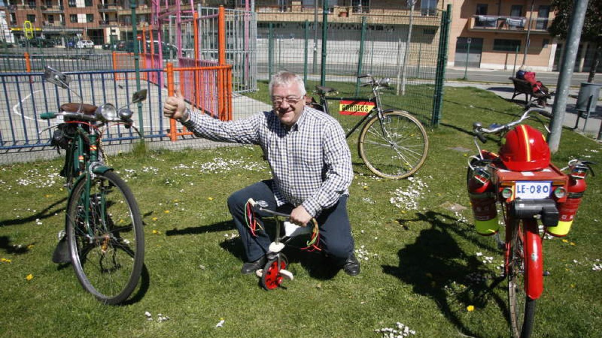 Miguel Pastrana con parte de las bicicletas que recrea utilizando piezas originales. Su colección de bicis de viejos oficios, como las que usaban los bomberos, la Guardia Civil o los lecheros se expone en mayo en la Casa de Cultura de Pinilla.