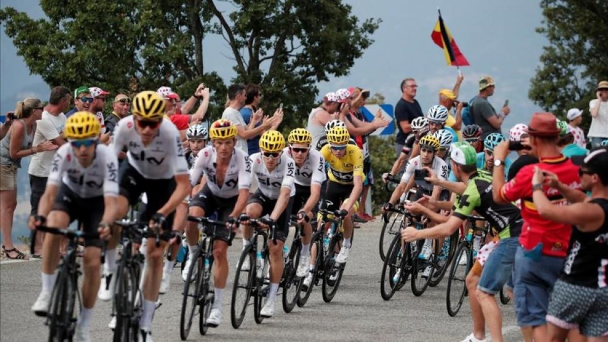 El conjunto Sky protege a Chris Froome, con Mikel Landa, camino de Salon de Provence