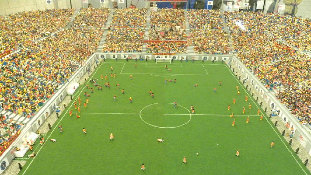 Imagen del récord Guinness de montajes con muñecos clicks que miembros de la asociación Aesclick montaron en Barbastro y que recrea un partido de fútbol.