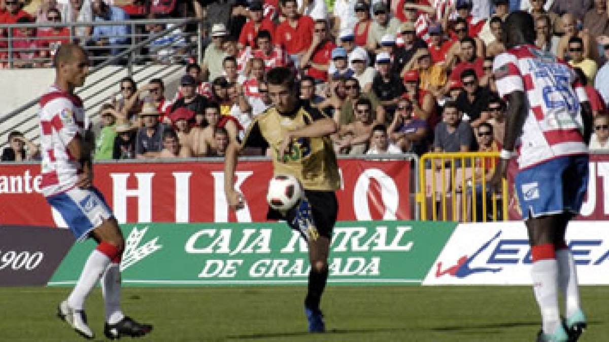 El delantero de la Deportiva, Máyor, no tuvo muchas oportunidades de gol.