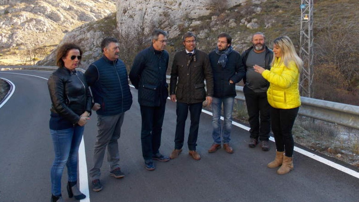 Martínez Majo visitó las obras ya finalizadas en la carretera de Valdeteja con la LE-321. PLANILLO