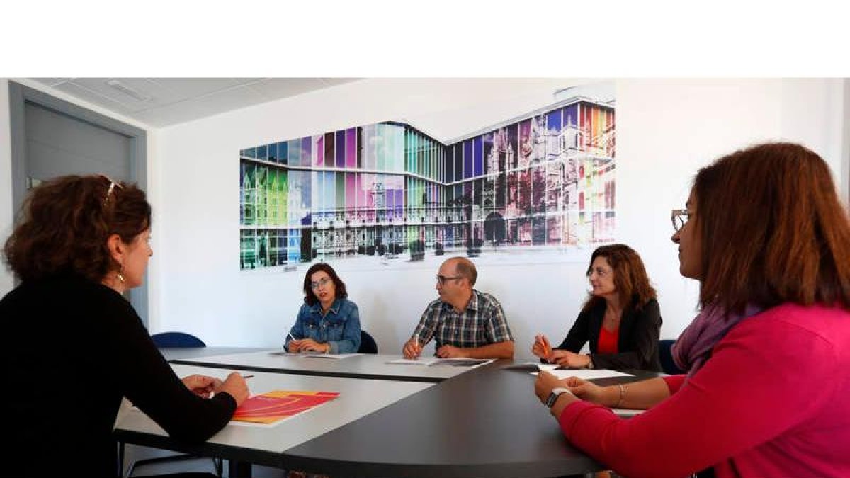 Los cursos que comienzan la próxima semana son impartidos por expertos en cada materia, y ofrecen una formación eminentemente práctica. JESÚS