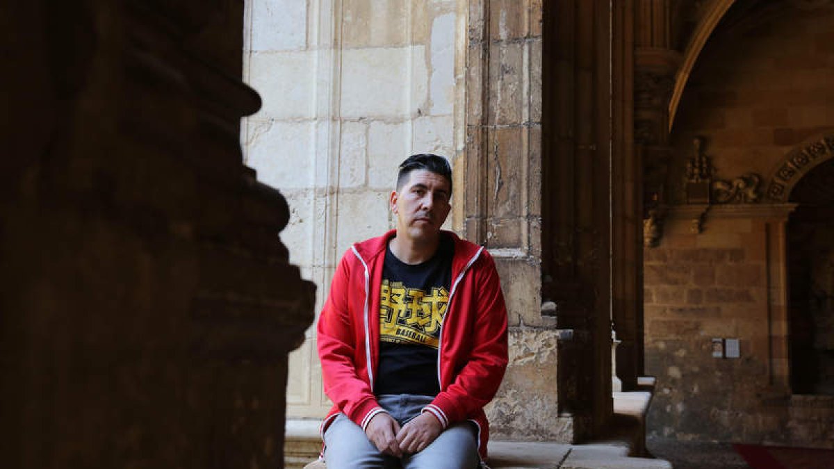 El artista Luis Melón Arroyo en el claustro de San Marcos