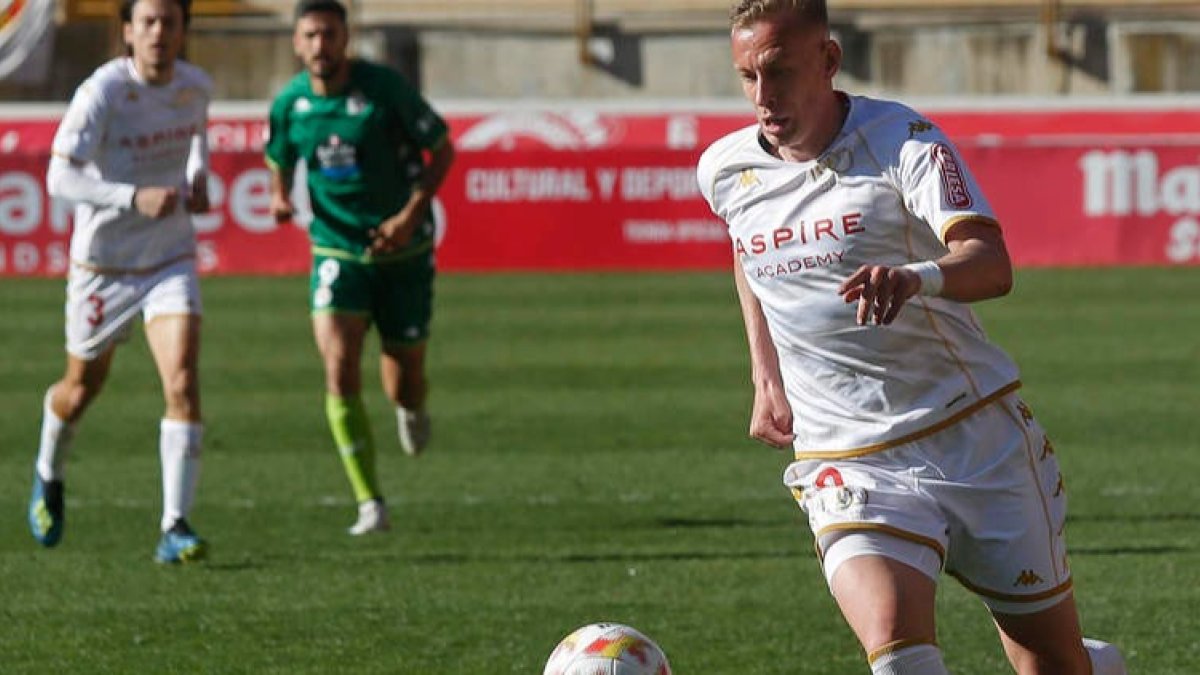Nico Obolskii penetra por su banda para después servir a Tarsi en el gol ante el Dépor. FERNANDO OTERO