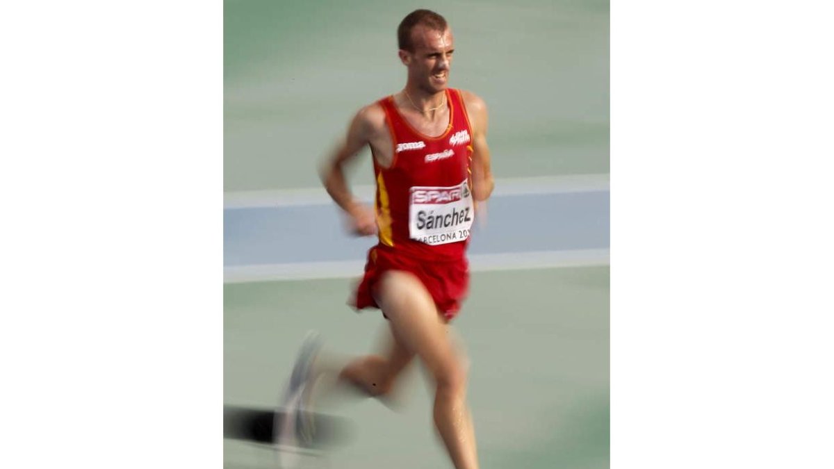 Sergio Sánchez, durante la segunda serie de los 5.000 metros en el europeo celebrado en Barcelona.