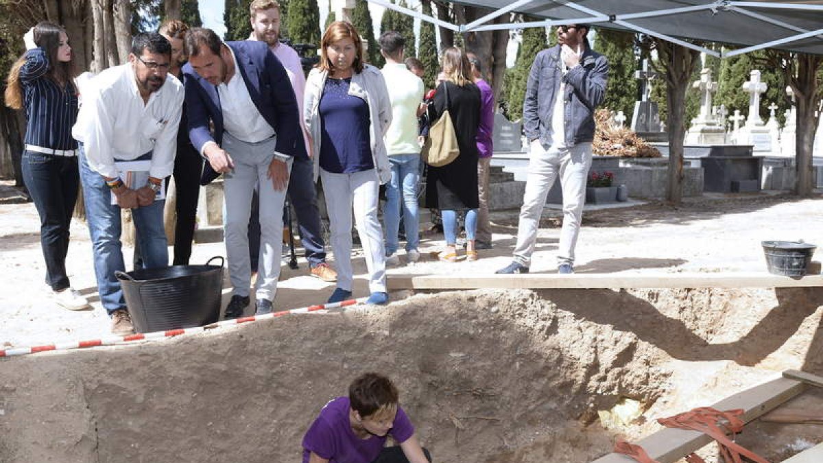 Varios representantes políticos ayer en el acto para la recuperación de la Memoria Histórica. NACHO GALLEGO