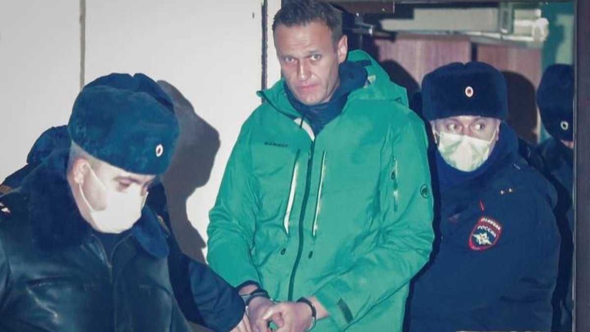 Alexei Navalni a las puertas de la comisaría de policía de Khimki, a las afueras de Moscú, en una imagen de archivo. SERGEI ILNITSKY