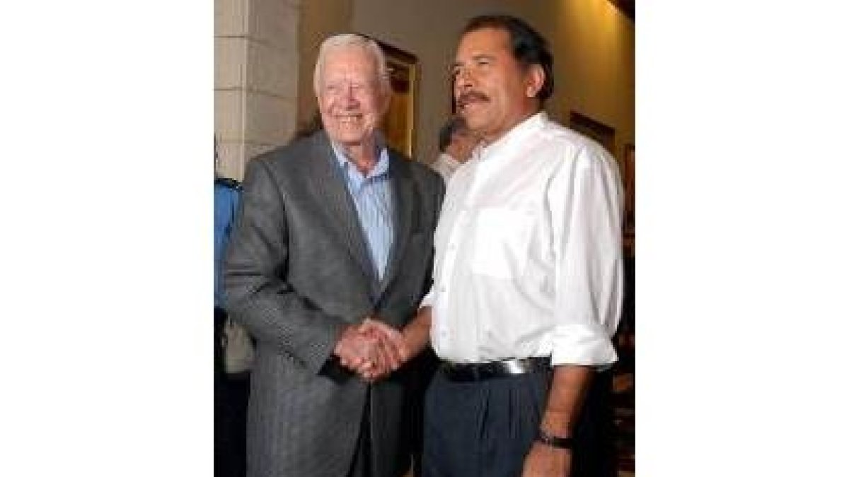 Jimmy Carter, ex presidente y ahora observador, saluda a Daniel Ortega