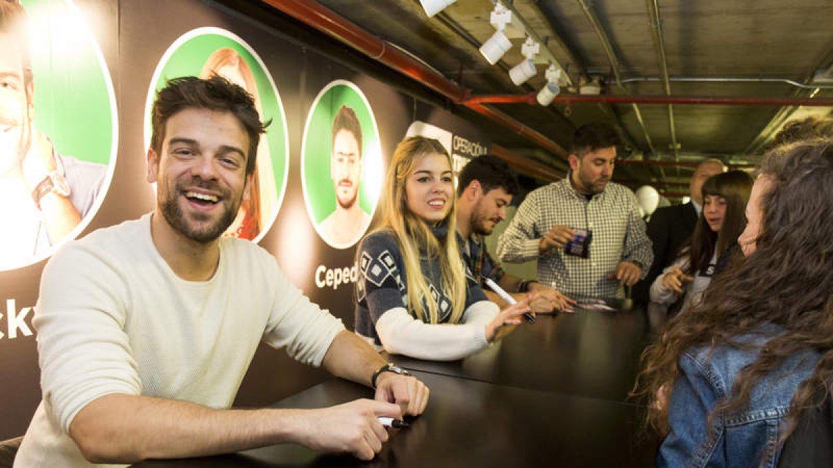 Ricky, Nerea y Cepeda, firmando discos en El Corte Inglés de León. Los seguidores del programa colapsaron el sótano cuatro del centro comercial. FERNANDO OTERO PERANDONES