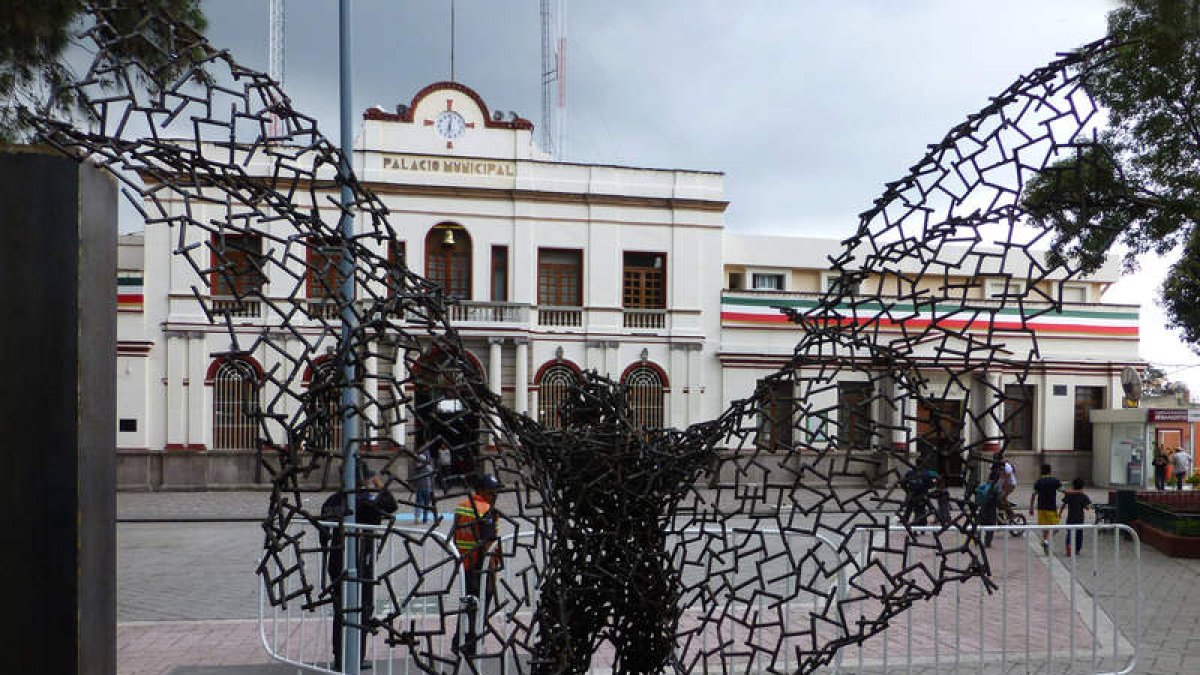Imagen de la escultura ‘Hombre Murciélago’ de Amancio González en la localidad mexicana de Zinacantepec.