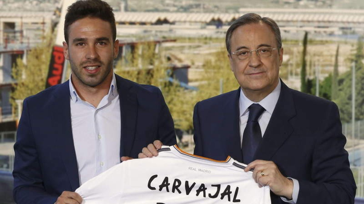 Daniel Carvajal junto al presidente del Madrid, Florentino Pérez, durante su presentación.