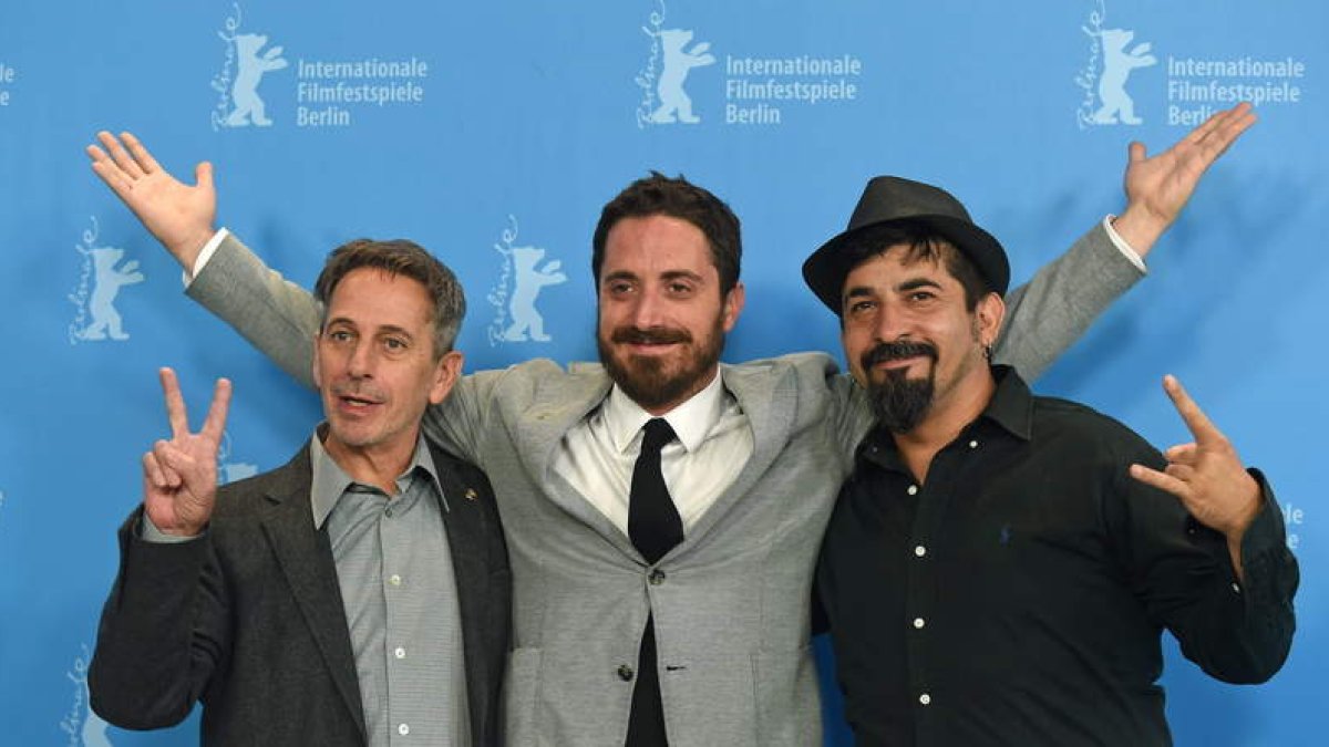 El director chileno Pablo Larraín entre los actores Alfredo Castro y Roberto Farias.