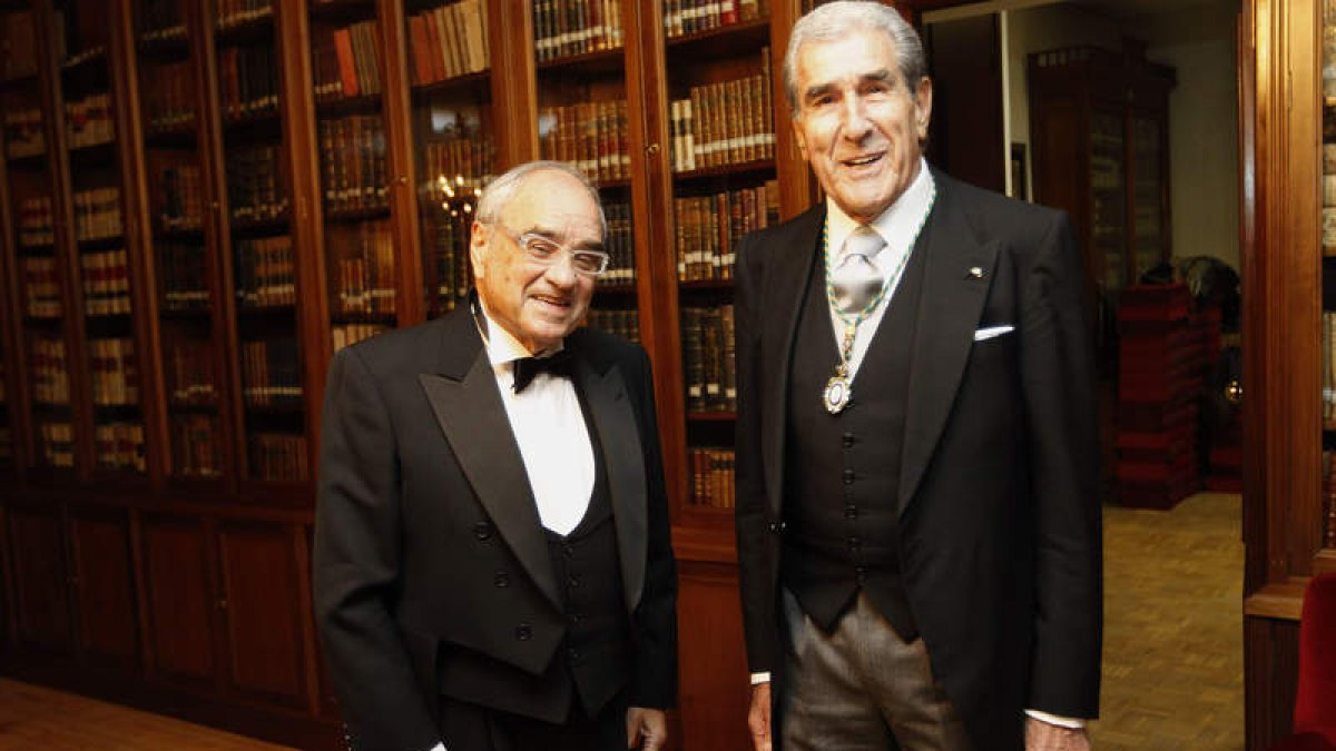 Martín Villa y Fernando Suárez el día del ingreso en la Academia de Ciencias Morales y Políticas.
