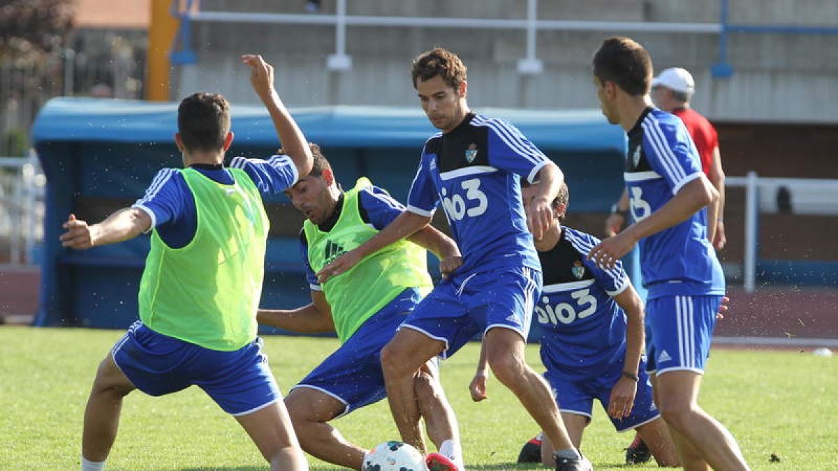 La Deportiva entrenó ayer en doble sesión, en el Colomán Trabado, y hoy por la mañana descansará antes del partido.