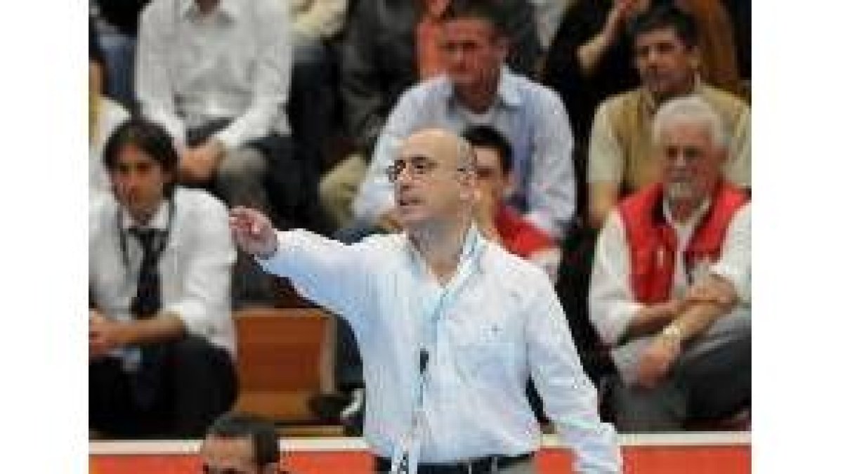 El técnico del Ademar, Jordi Ribera, durante el partido
