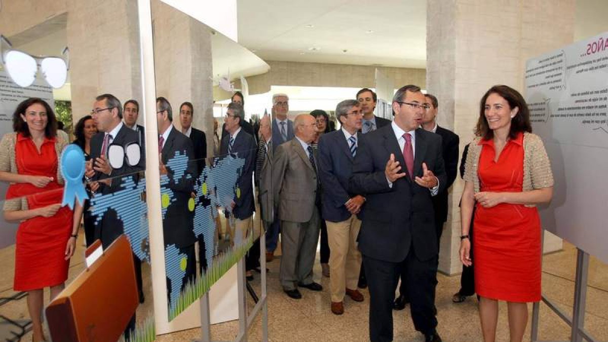 Un momento de la inauguración ‘Con otra mirada’, que contó con la asistencia de la presidenta de las Cortes autonómicas.