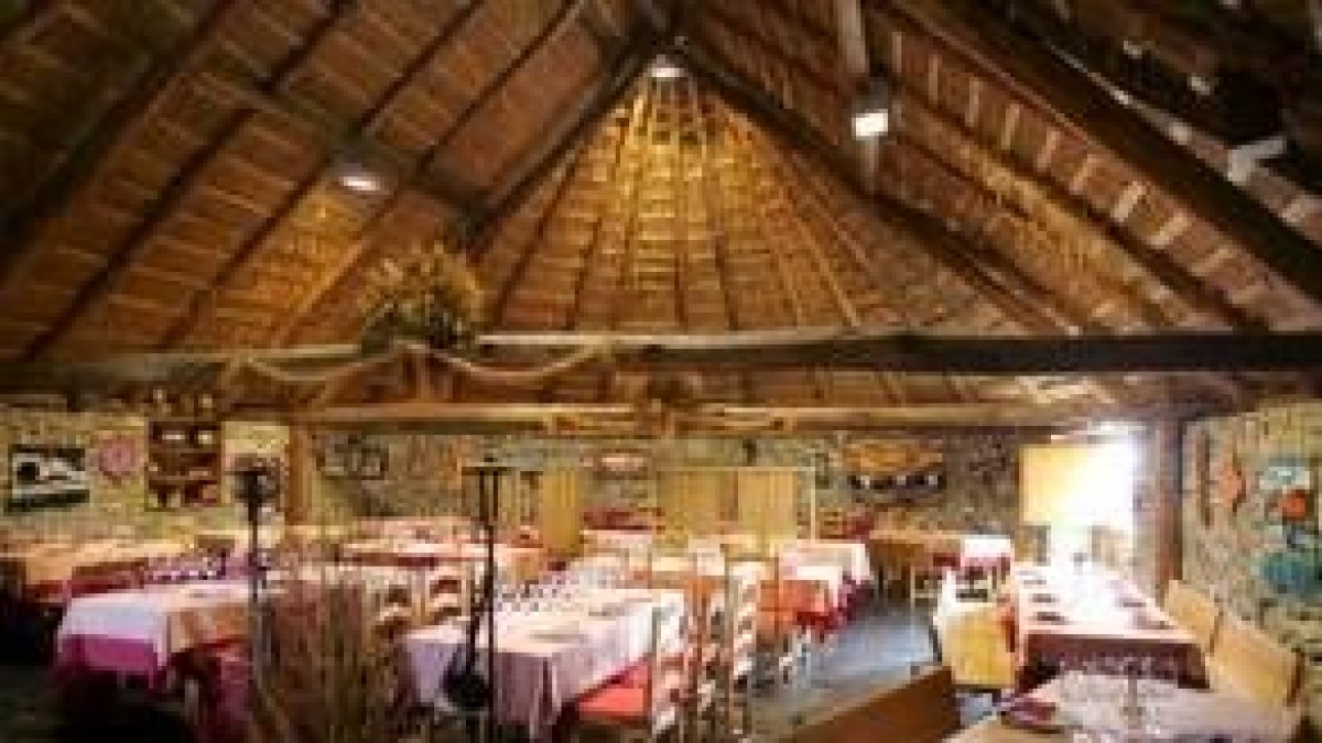 Las Pallozas cuentan con un ambiente cálido y acogedor donde disfrutar de una buena comida