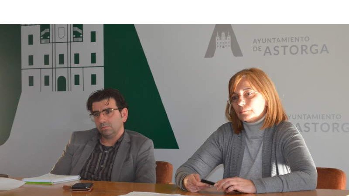 José Luis de la Iglesia y Mar Castro, ayer durante la presentación de la ordenanza de terrazas. MEDINA
