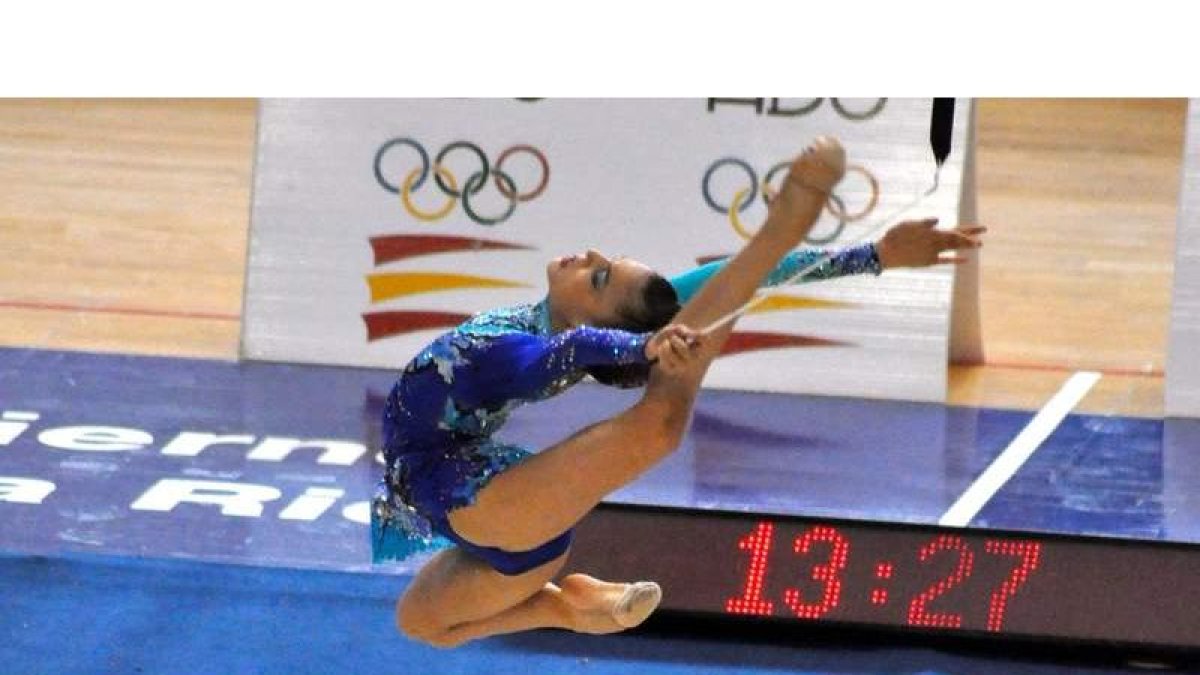 Sara tiene pie y medio en la final tras su gran actuación de ayer.