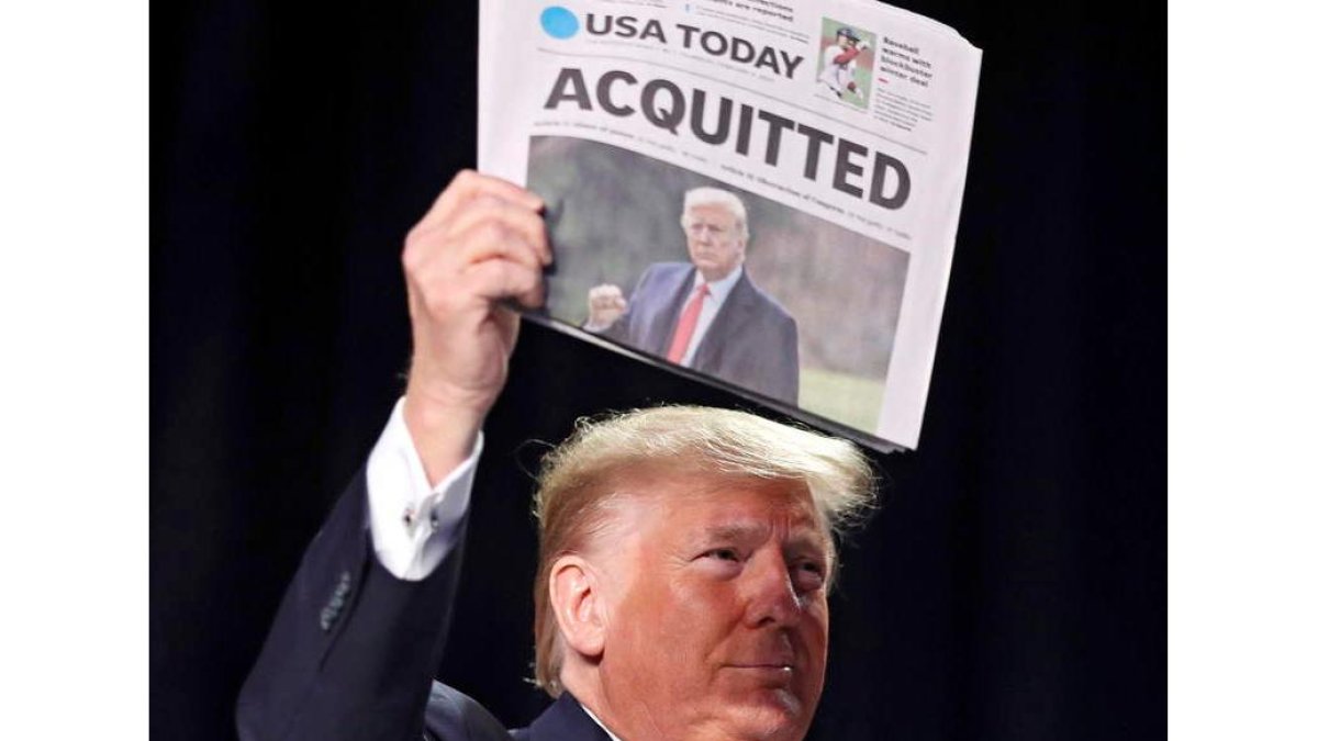 Trump exhibe la portada del Usa Today con el titular «Absuelto». OLIVER CONTRERAS