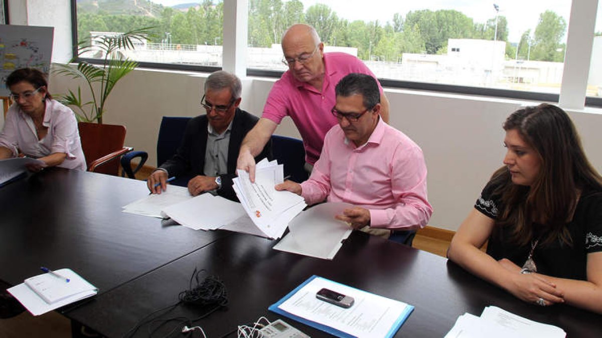 Momento en el que el presidente de la Mancomunidad de la Edar, Fierro, firma el protocolo con el alcalde de Cacabelos, Canedo.