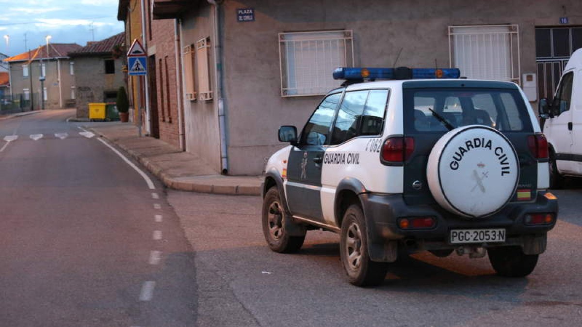 La Guardia Civil, vigilando en Lorenzana.