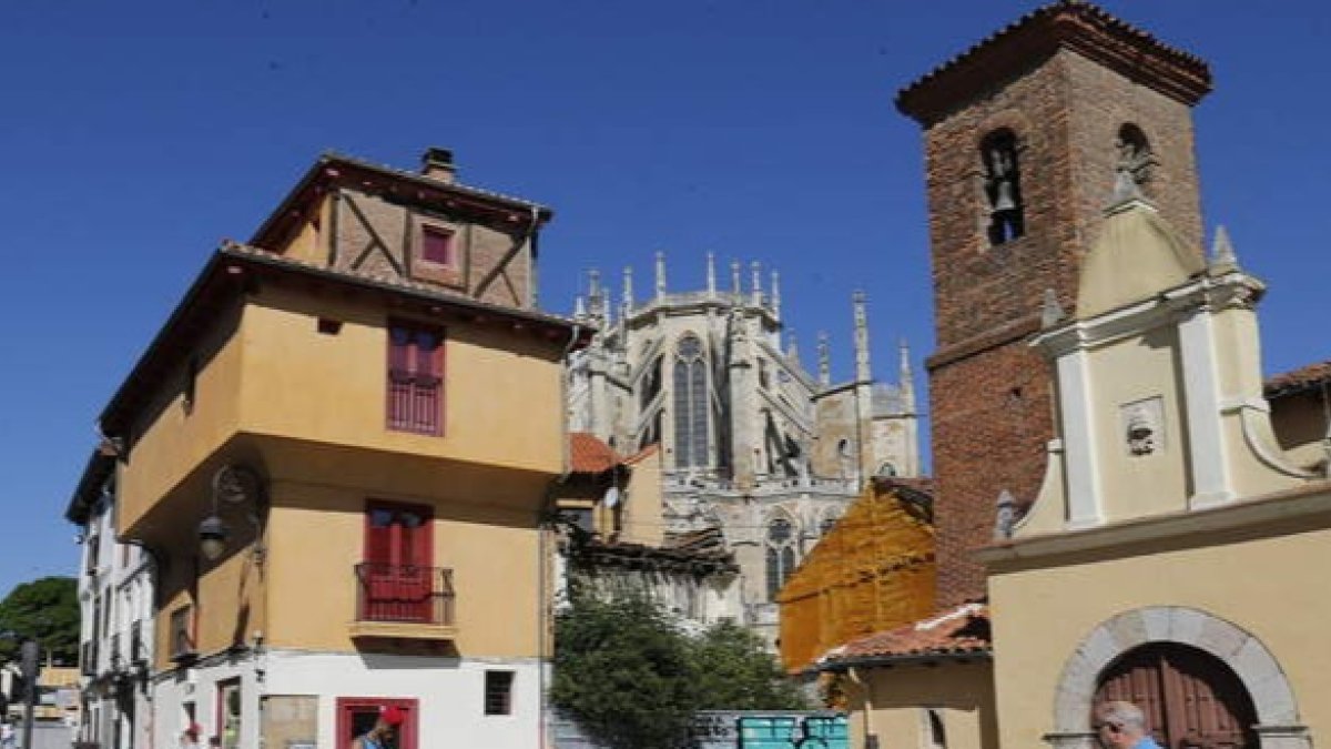 Fachada este de la Catedral, en Puerta Obispo, donde se pretende construir una nueva edificiación. DL