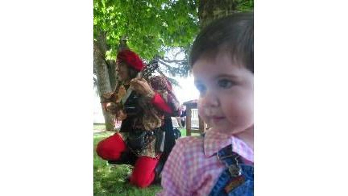 El trovador Crispín D'Olot transformó Papalaguinda ayer en plaza medieval con sus cuentos para niños