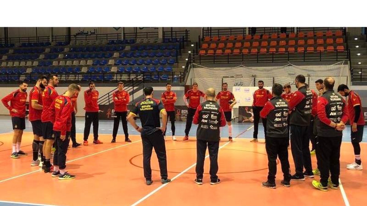 Jordi Ribera dirigió ayer el entrenamiento de España en el día previo al encuentro frente a Polonia del Mundial de Egipto. RFEBM