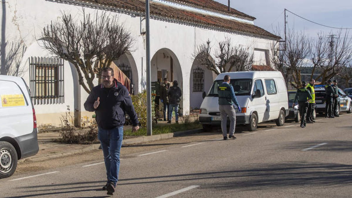 Guardias civiles y miembros del equipo de investigación en la casa donde apareció la mujer muerta en un incendio. WIFREDO GARCÍA ÁLVARO