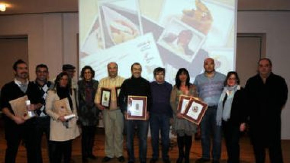 Políticos, hosteleros y galardonados, en una foto de familia.