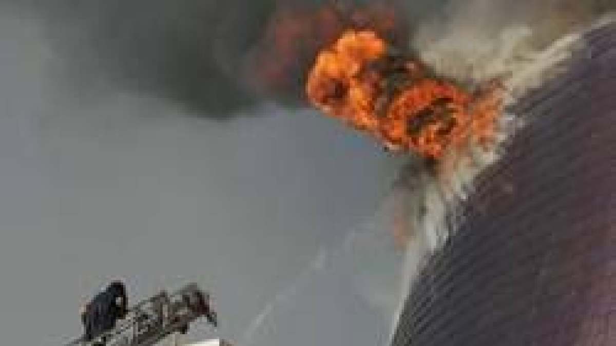 Los bomberos lucharon de cerca contra las llamas que se avivaban al desprenderse la placas de rimex