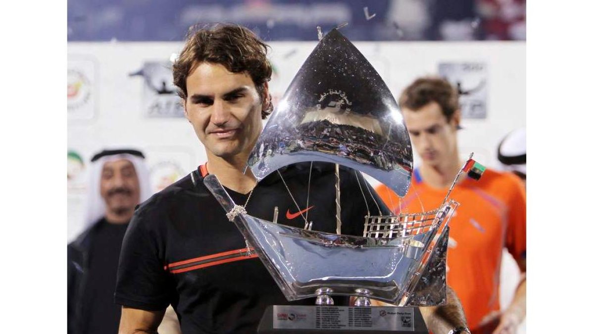 Federer posa con su trofeo tras ganar en Dubai.