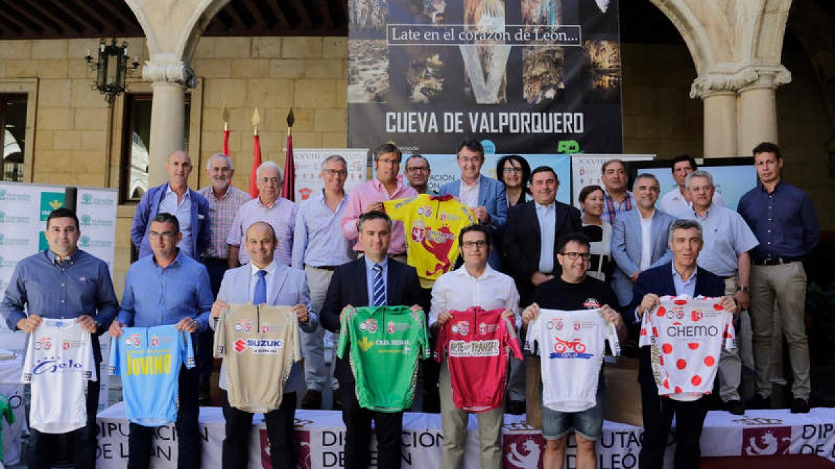 Organizadores y patrocinadores, junto al presidente de la Diputación Juan Martínez Majo, durante la presentación de la Vuelta Ciclista a León. SECUNDINO PÉREZ