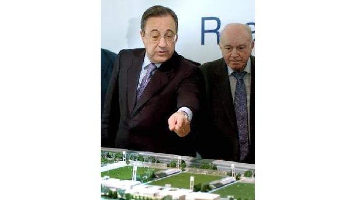 Florentino Pérez, a la izquierda, junto al presidente de honor Di Stéfano