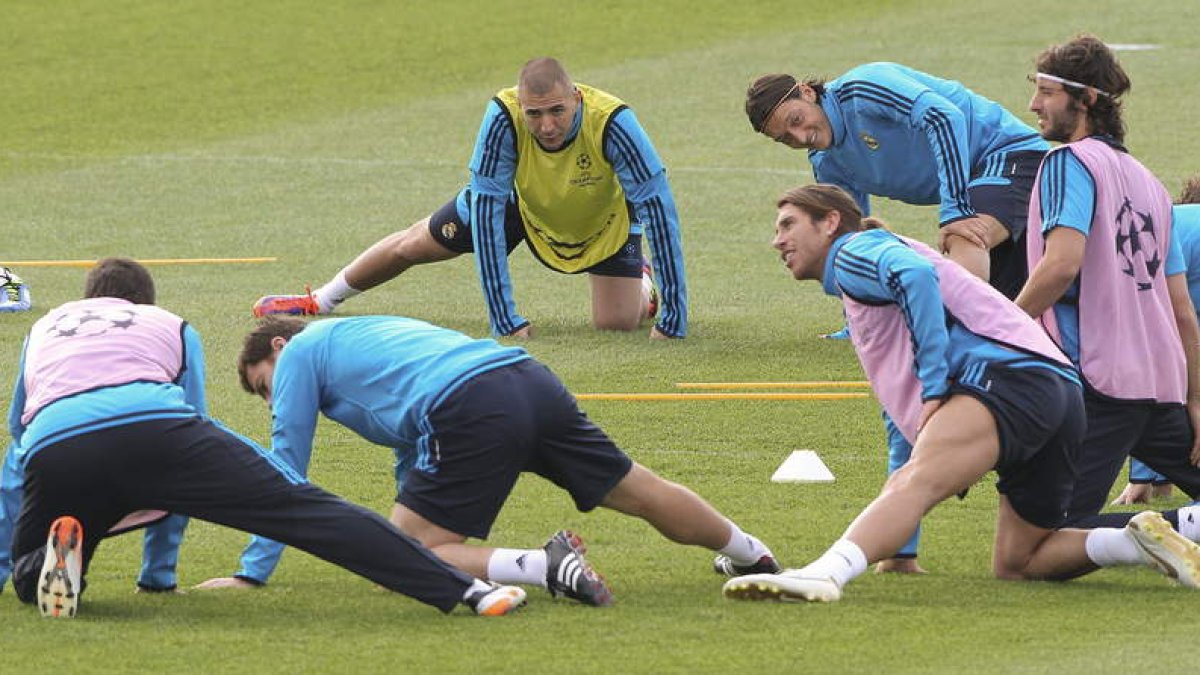 Benzema, con peto amarillo, jugará de titular ante su ex equipo. También lo hará Özil, a su derecha.