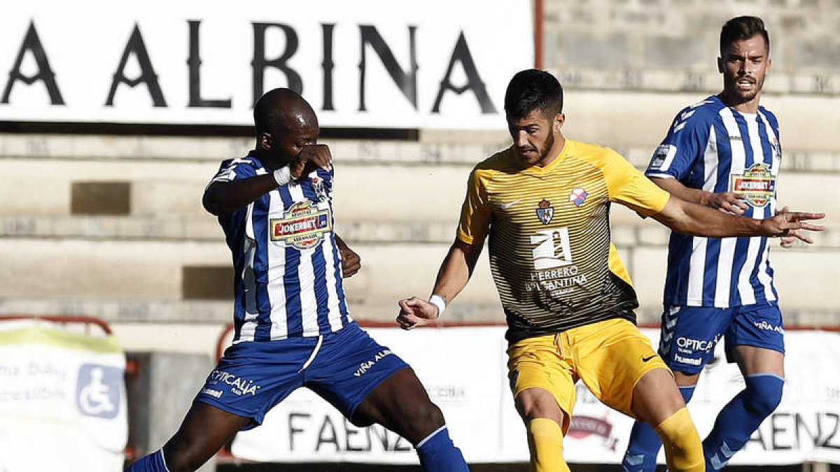 La Deportiva realizó su peor partido de la Liga en la visita a Talavera de la Reina. MANUEL REINO