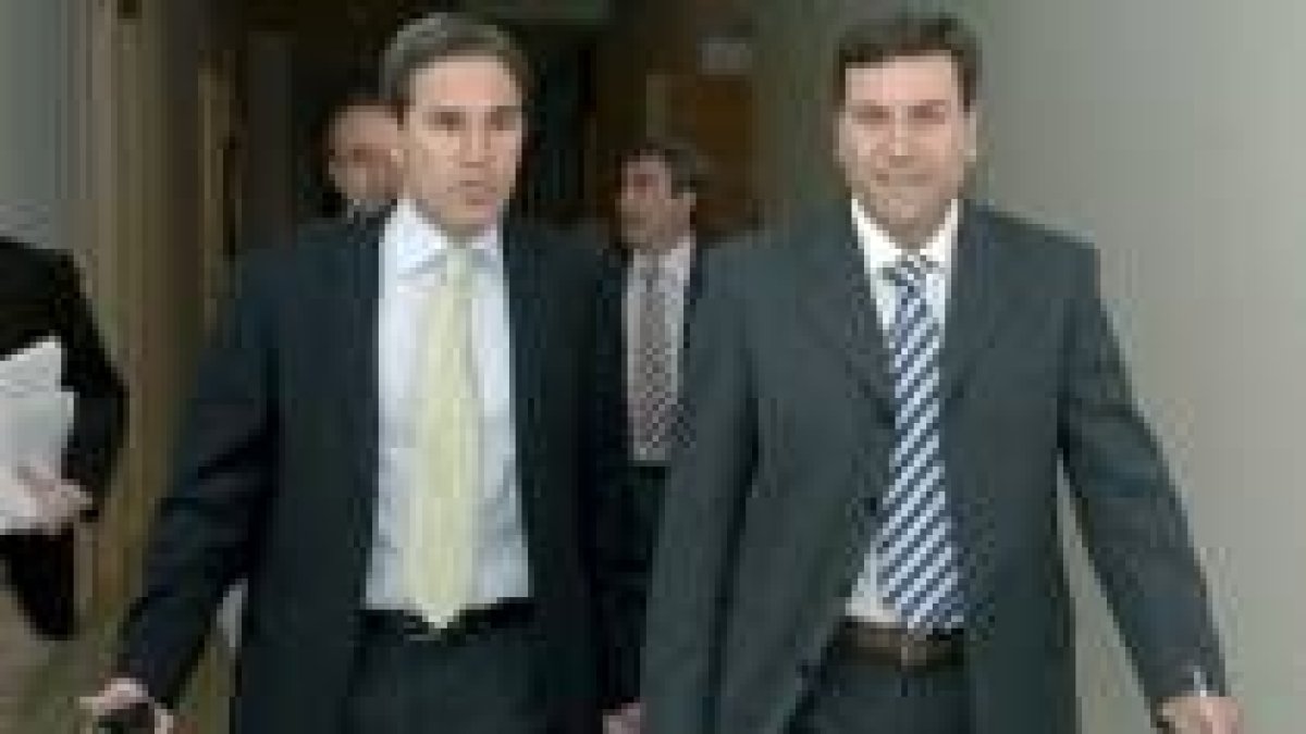El procurador del PP Jesús Sanz y el portavoz del Grupo Popular, Carriedo, ayer en las Cortes