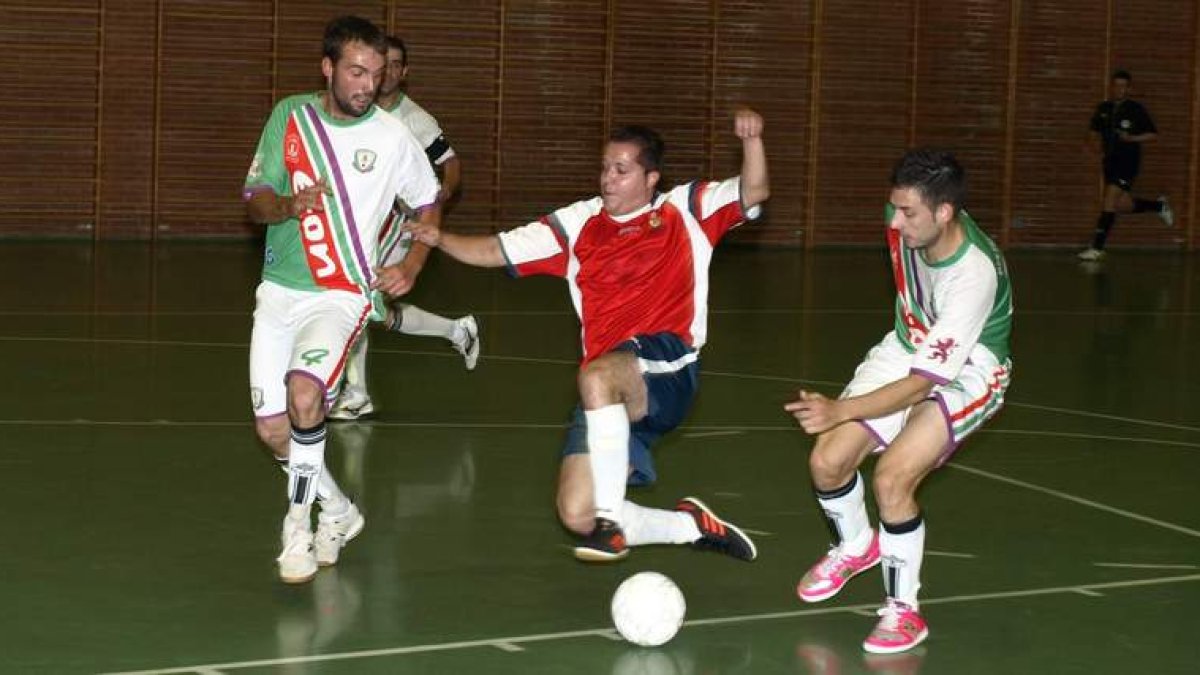 Maxi, a la derecha, cerró el marcador para los leoneses.